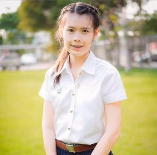 Sau khi phẫu thuật thẩm mỹ, dù không có được nhan sắc quá đỗi xinh đẹp, tuyệt mỹ như các hot girl, nhưng những sự thay đổi mà cô gái trẻ người Thái Lan này có được vẫn xứng đáng với hai chữ "kỳ diệu".