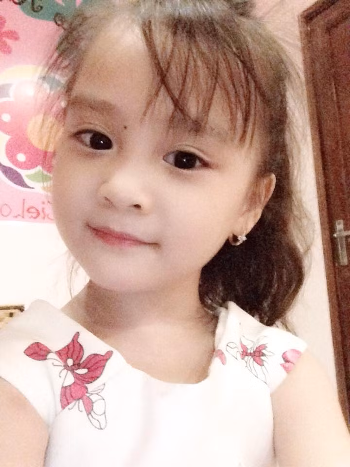 Theo tìm hiểu, bé gái trong clip biến hình, làm đẹp trong tích tắc gây sốt là Vũ Phương Ly, 5 tuổi, đang sống cùng với gia đình tại Tuyên Quang.