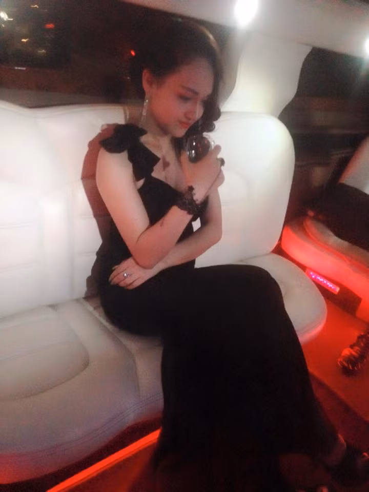 Ngoài ra, Tô Tường Vy còn gây chú ý khi trở thành gương mặt trẻ được giới thiệu trên một vài trang tin giới trẻ như một nữ quản lý bar kiếm tiền khủng.