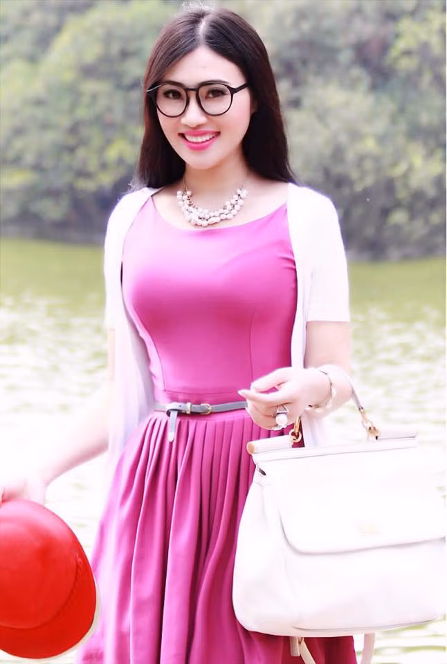 Chị Hạnh có sở thích chụp ảnh, mọi lúc, mọi nơi. Sự tự tin của chị xuất phát từ sự yêu đời, niềm vui tận hưởng cuộc sống và một phần đến từ chính ngoại hình trẻ như gái đôi mươi của chị.