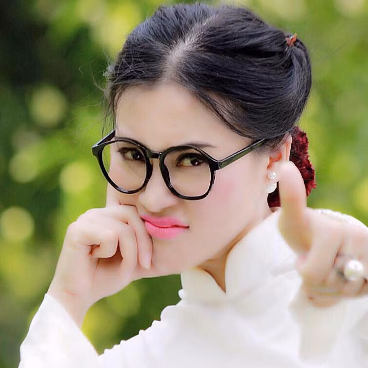" Hot girl U40" là biệt danh mà nhiều dân mạng dành tặng chị Đinh Thu Hạnh, người được nhiều trang tin giới trẻ gần đây nhắc tới như một bà mẹ hot girl, có ngoại hình trẻ xinh, gợi cảm hơn tuổi thật rất nhiều.
