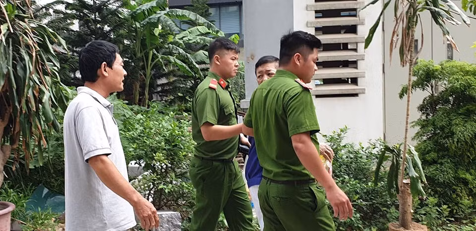 Hưng "kính" ngoái nhìn lại phía sau như đang tìm ai đó.