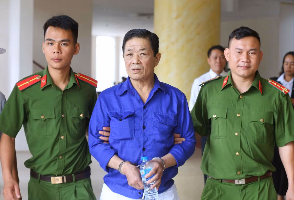 Để trục lợi cá nhân, dưới danh nghĩa nhân viên tổ bốc xếp số 2, Nguyễn Kim Hưng đã chỉ đạo đàn em là Dương Quốc Vương, Lê Thanh Hải, Nguyễn Mạnh Long sử dụng các thủ đoạn chèn ép, đe dọa bắt các hộ tiểu thương trong chợ Long Biên phải nộp tiền bảo kê dưới dạng tiền mua “lốt” xe.