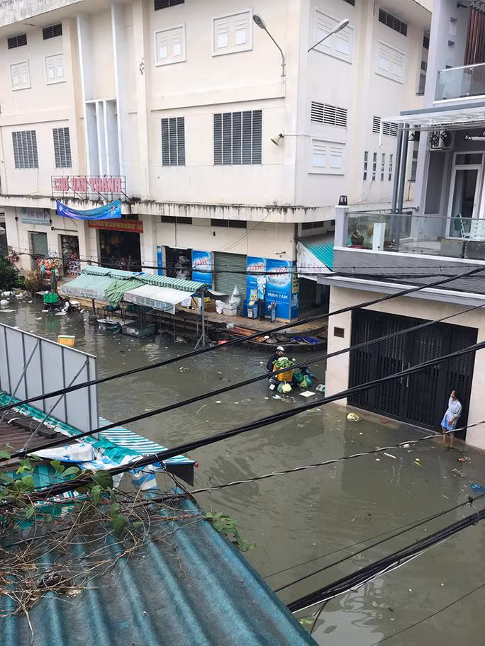 Chợ Văn Thánh (qận Bình Thạnh) bốn bề là... nước.