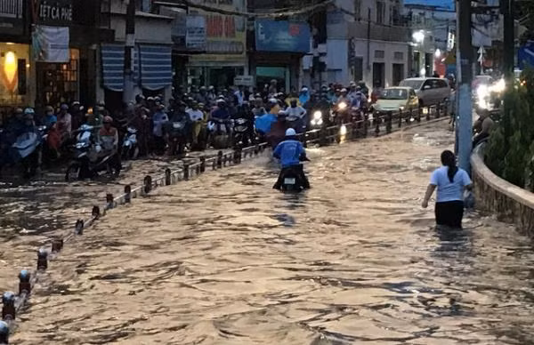 Nước mưa ngập lút cả dải phân cách thép trên đường Tô Ngọc Vân, quận Thủ Đức trong đợt ngập tháng 9/2017.