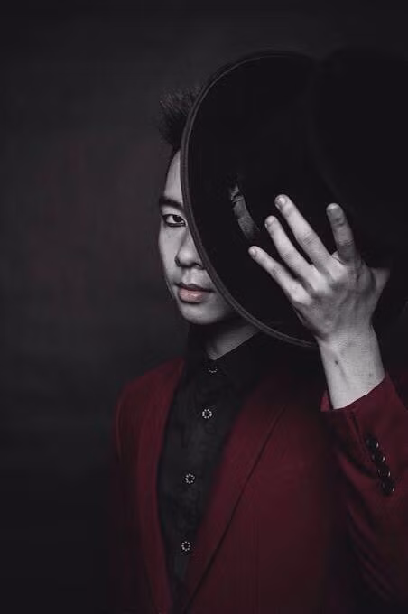 Còn rất trẻ nhưng Hoài Nam đã có kinh nghiệm 8 năm trong nghề ảo thuật, biểu diễn chuyên nghiệp được 3 năm và tạo được ít nhiều danh tiếng trong giới ảo thuật ở Việt Nam với kỹ thuật đặc biệt và nỗ lực tìm tòi, học hỏi không ngừng nghỉ.