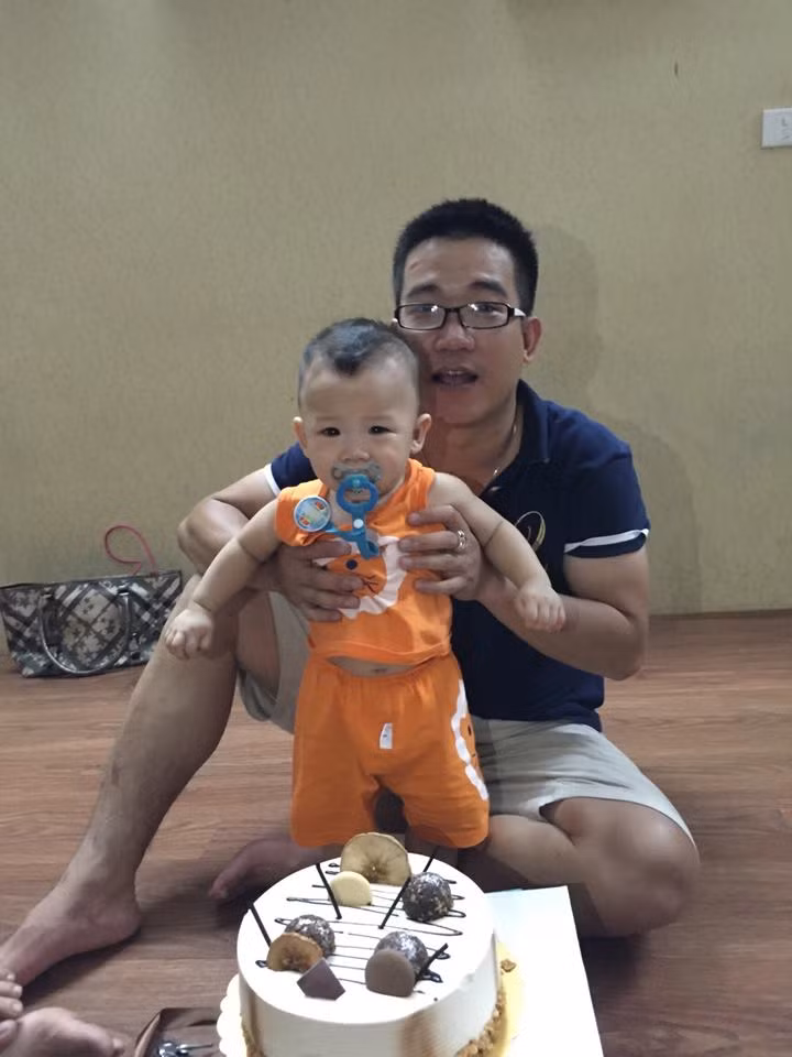 Lời tỏ tình với chú rể trong đoạn clip gây sốt mới đây chỉ là một vài giây ngẫu hứng của anh Long, nhằm trêu chọc mọi người, làm khán phòng như "bùng nổ" tiếng cười. MC Cam Long hiện đã lập gia đình và có hai con nhỏ rất đáng yêu.
