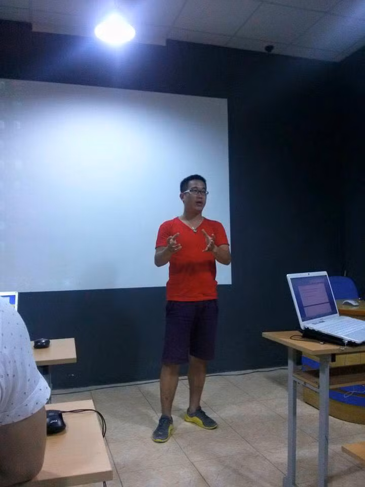 Theo tìm hiểu, nam MC tỏ tình với chú rể trong đoạn clip gây sốt có tên thường gọi là Cam Long, bạn bè hay trêu chọc gọi là Long Câm, sinh năm 1985 và đã làm nghề hoạt náo viên trong nhiều năm.
