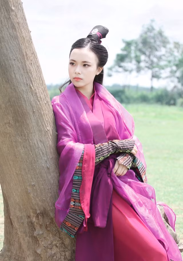 Trong loạt ảnh mới, Thảo Ly hóa thân thành Lý Mạc Sầu, nhân vật nổi tiếng trong các bộ truyện, phim kiếm hiệp với tạo hình xinh đẹp, toát ra đầy vẻ lạnh lùng.