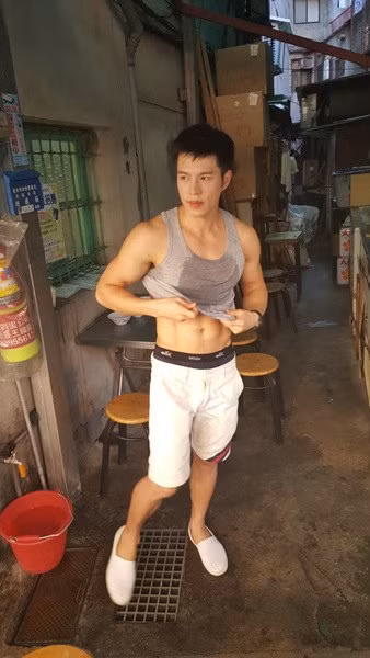 Nhiều dân mạng còn nhận xét rằng, với thân hình đẹp như thế này, đáng lẽ Dị Thiên Thần đã phải nổi tiếng từ lâu, kiếm được một công việc thực sự tốt chứ không phải vất vả ở chợ bán tào phớ.
