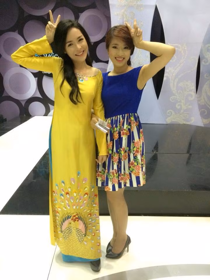 Trong những lần xuất hiện trên truyền hình, Vũ Thanh Quỳnh cũng rất "chịu khó" diện áo dài. Trang phục này giúp cô nàng vừa trông xinh đẹp, trang trọng vừa giúp tôn thêm nhiều nét đẹp trên thân hình khá cân đối.