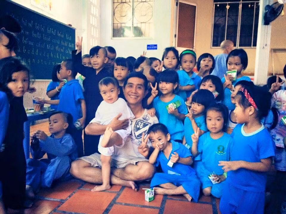 Bên cạnh đó, chú Ngọc Hải còn được nhiều người nể phục vì tấm lòng nhân ái, đã được nhiều tờ báo ngợi ca để làm gương cho thế hệ trẻ. Trong đời thường, chú Hải cũng có nhiều hoạt động thể hiện tính cách thú vị, tạo dấu ấn với bạn bè.