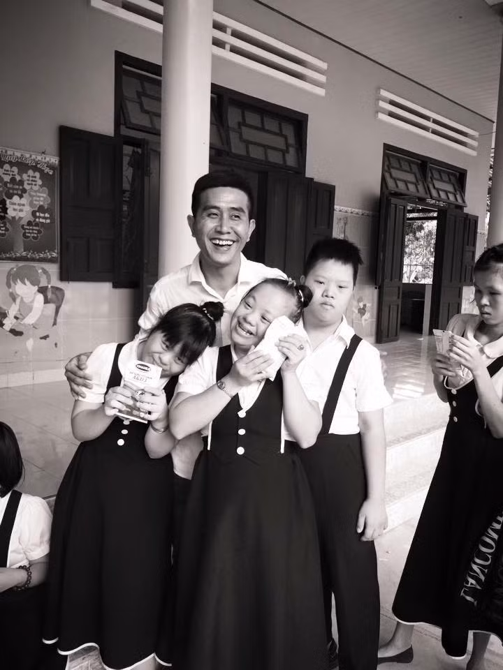 Hình ảnh đời thường thể hiện tính cách "xì-tin", lòng nhân ái của chú công an dễ thương nhất Việt Nam.