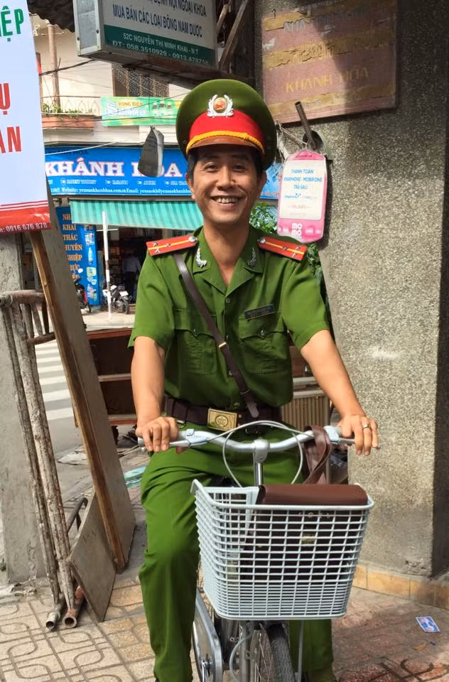 Một số dân mạng chê bai thượng úy công an này cố tình "cưa sừng làm nghé", làm clip nhảm gây chú ý... Nhưng khi biết được sự thật, những thông tin về nhân vật chính, dân mạng lại phải đặt cho thượng úy này biệt danh "chú công an dễ thương nhất Việt Nam".