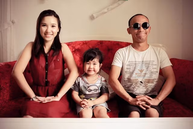 Gia đình nhỏ của Jimmii Khánh hiện có 4 thành viên. Em bé thứ hai của cặp đôi đặc biệt này mới sinh cách đây chưa lâu và cũng chưa kịp góp mặt trong nhiều bức ảnh chụp chung của cả gia đình.