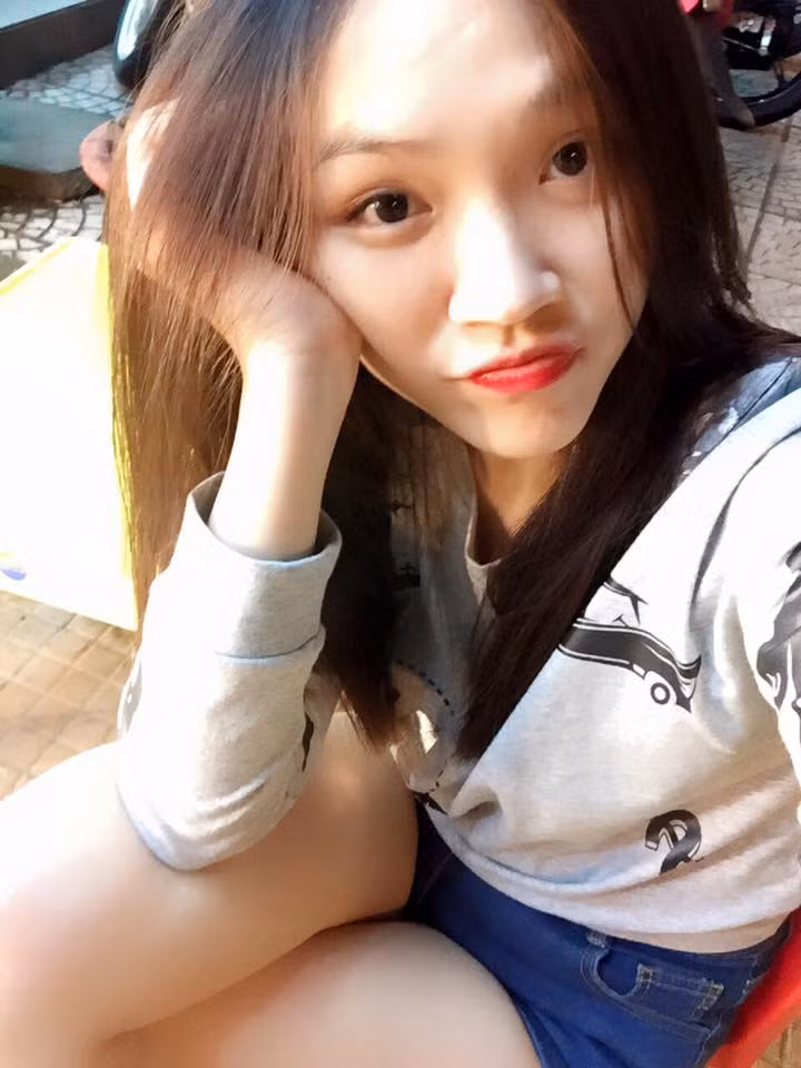 Thậm chí, để đáp lại quan điểm của Vi Hari, một chàng trai còn gây sốc bằng dòng bình luận châm chọc. "Đang muốn làm single dad lắm đây. Chỉ tiếc là không thể nào thụ tinh nhân tạo được. Ngoài ra, dân mạng cũng đưa ra những luận điểm chứng minh, đứa con của các bà mẹ đơn thân sau này sẽ gặp rất nhiều khó khăn trong việc hòa nhập vào các môi trường khác ngoài gia đình.