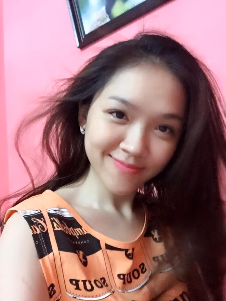 Cô gái trẻ xinh đẹp thực hiện đoạn gây sốt mạng vừa qua có nickname Vi Hari, đang sinh sống và làm công việc kinh doanh tại Cao Lãnh, Đồng Tháp. Trong clip của mình Vi Hari có nhắc đến chuyện làm single mom - bà mẹ đơn thân... đang được xem như phong trào của các cô gái trẻ.
