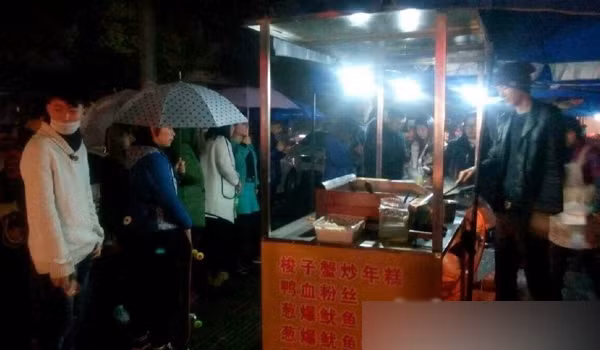 Nhờ vẻ điển trai của anh chủ quán, quầy hàng của chàng hot boy bánh gạo này luôn rất đông khách. Tuy nhiên, nhân vật chính lại tỏ ra khá ngại ngùng, không muốn chia sẻ nhiều về bản thân và khẳng định "không muốn nổi tiếng".