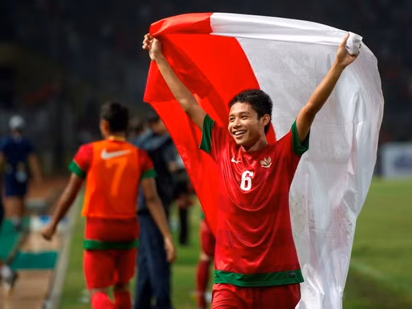 Cầu thủ Indonesia duy nhất góp mặt trong đội hình tiêu biểu là Evan Dimas. Cầu thủ 20 tuổi được mệnh danh là Messi Indonesia, đóng góp rất nhiều vào việc đưa Indonesia vào vòng bán kết, tạo ra nhiều bất ngờ.