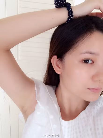 Cũng theo nhà hoạt động nữ quyền 26 tuổi này, quan niệm để lông nách là thiếu thanh lịch, văn minh là do bị ảnh hưởng từ văn hóa từ châu Âu. Hiện tại, các nhà quảng cáo đang cung cấp rất nhiều sản phẩm tẩy lông để các cô gái có thể tự tin hơn. 