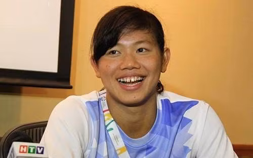 Ít ai biết, nữ VĐV bơi lội xuất sắc, làm nên biết bao điều kinh ngạc tại SEA Games vừa qua lại từng có quãng thời gian tập bơi rất vất vả khi còn nhỏ. Trong buổi giao lưu với giới trẻ Sài thành mới đây tại Nhà văn hóa Thanh niên, Nguyễn Thị Ánh Viên đã tiết lộ, ngày bé cô từng bắt chuồn chuồn cắn rốn để tập bơi.
