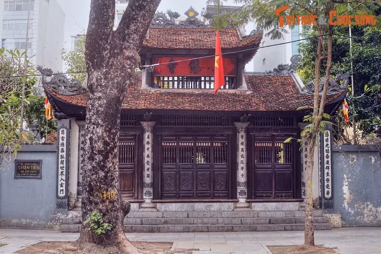 Ngày nay chùa Chân Tiên vẫn lưu giữ được những nét kiến trúc cổ kính, có từ sau lần di dời thứ hai. Tam quan của chùa hướng ra phố Bà Triệu, được xây hai tầng khá bề thế, tầng trên có có gác chuông.