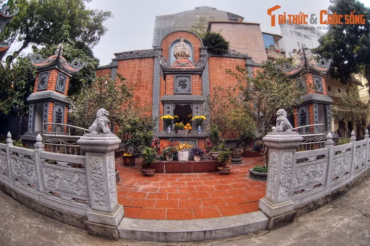 Khu tháp mộ của chùa nằm bên phải chính điện.