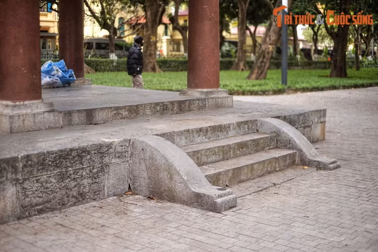 Đây chính là câu chuyện lịch sử về nguồn gốc của công trình "lầu vọng cảnh" trong vườn hoa Lê Nin ngày nay.