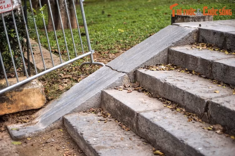 Ngoài nhà bia tưởng niệm Chiến sĩ trận vong, một dấu tích trăm tuổi khác của vườn hoa Robin / Canh Nông xưa còn được lưu giữ là dãy bậc cấp bằng đá nằm ở mặt Tây, giáp đường Hoàng Diệu.