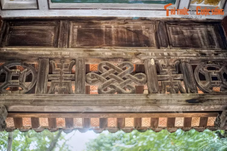 Các hoa tiết trang trí đậm nét truyền thống, được trau chuốt trên bộ khung gỗ đỡ mái cho thấy sự tôn trọng văn hóa bản địa của các kiến trúc sư thời đó.