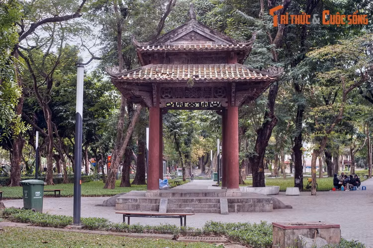 Phía bên phải của Đài Tử sĩ/ tượng đài Canh Nông có nhà bia mang dáng dấp một ngôi đền của người Việt, gọi là nhà bia tưởng niệm Chiến sĩ trận vong, là nơi đặt tấm bia lưu danh những binh sĩ chết trận.