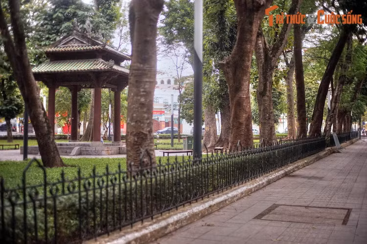 Nằm giữa các đường Trần Phú, Điện Biên Phủ và Hoàng Diệu, Vườn hoa Lê Nin được coi là “lá phổi xanh” của khu vực trung tâm quận Ba Đình, Hà Nội. Góc Đông Nam giáp đường Trần Phú của vườn hoa này có một kiến trúc khá đặc biệt.