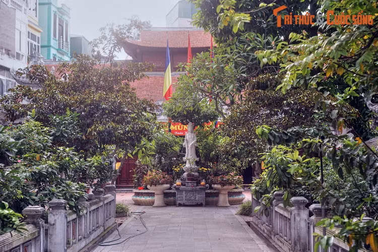 Tương truyền, có lần Huyền Thiên Trấn Vũ qua đây, thấy cảnh đẹp nên đã dừng lại tắm ở giếng này và phù trợ cho dân trong vùng. Sau đấy, dân lập quán thờ ngài.