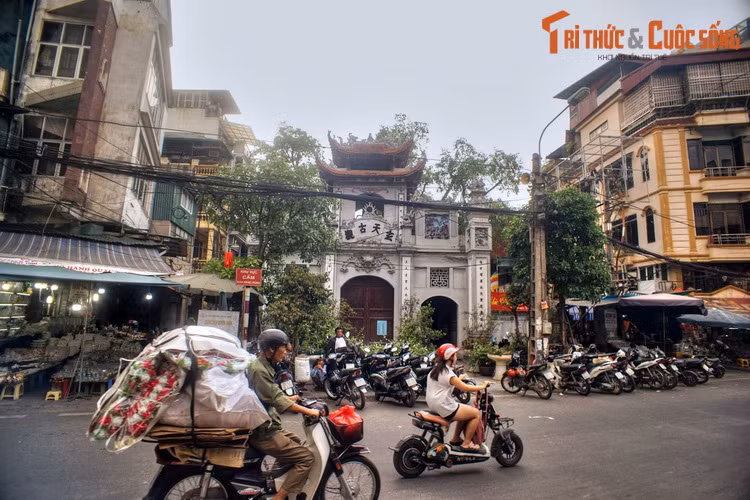Nằm ở số 54 phố Hàng Khoai, quận Hoàn Kiếm, Hà Nội, chùa Huyền Thiên vốn là một đạo quán lớn của đạo Lão, nằm trong “Thăng Long Tứ quán” linh thiêng nhiều thế kỷ trước.