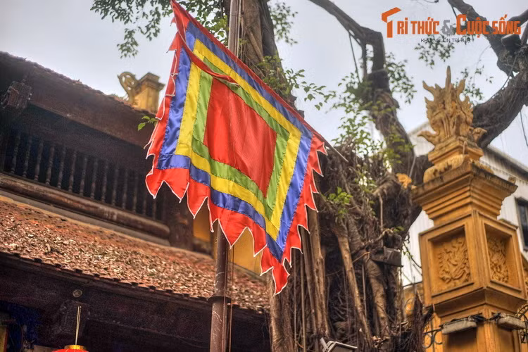 Một lần, vua đến chùa Dâu, khi ngự giá tới trang Thổ Lỗi, dân làng nô nức ra xem thì có một người con gái vẫn hái dâu bên cạnh gốc lan. Vua bèn truyền gọi nàng đến hỏi.