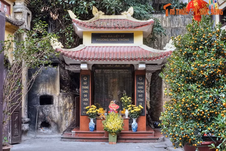 Không chỉ là nơi thờ Phật, thiền sư Minh Không cùng nhiều vị thần theo tín ngưỡng dân gian, chùa Lý Triều Quốc Sư còn là nơi đặt nhà bia tưởng niệm liệt sĩ của phường Hàng Trống.