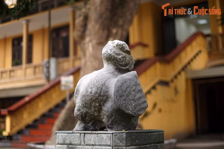 Trong các tác phẩm nghệ thuật cổ, Chu Tước hiện lên với ngoại hình giống chim trĩ, có bộ lông năm màu và được bao phủ trong ngọn lửa rực rỡ.