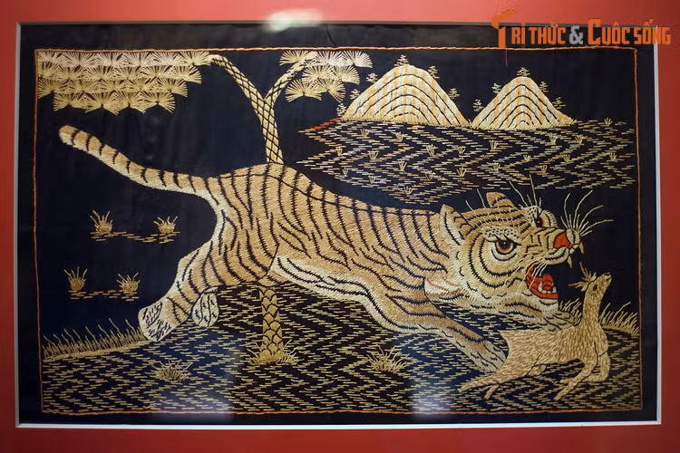 Một bức tranh thêu hình hổ săn hươu, niên đại đầu thế kỷ 20.