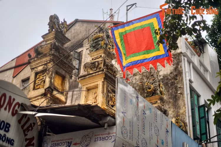 Do tác động của quá trình đô thị hóa, cổng đền Vọng Tiên đã bị người dân bịt kín và biến thành những cửa hàng vào trong khuôn viên đền khoảng 4-5 mét.
