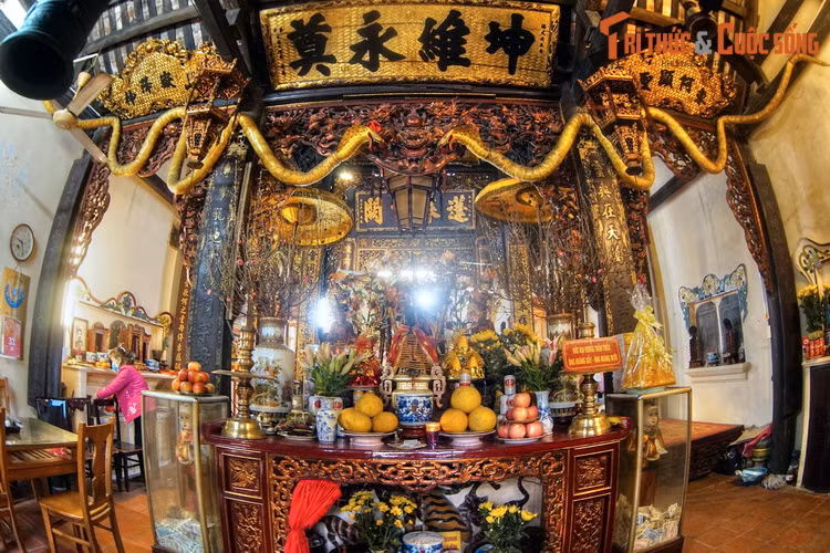 Chuyện kể rằng, trong một lần đi vãn cảnh chùa Ngọc Hồ (nay nằm ở phố Nguyễn Khuyến), vị minh quân của triều Lê sơ đã bắt gặp một thiếu nữ xinh đẹp. Vua bắt chuyện và ngạc nhiên với tài thi phú của nàng.