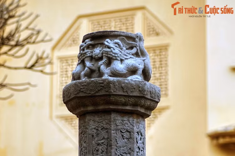 Phần bát hương hình tròn đặc, gờ miệng thẳng, cao, loe rộng trang trí băng cánh sen, trên mặt có 5 lỗ. Thân bát hương phình ra, được tạo bởi đôi rồng quấn thân vào nhau chầu mặt trời.