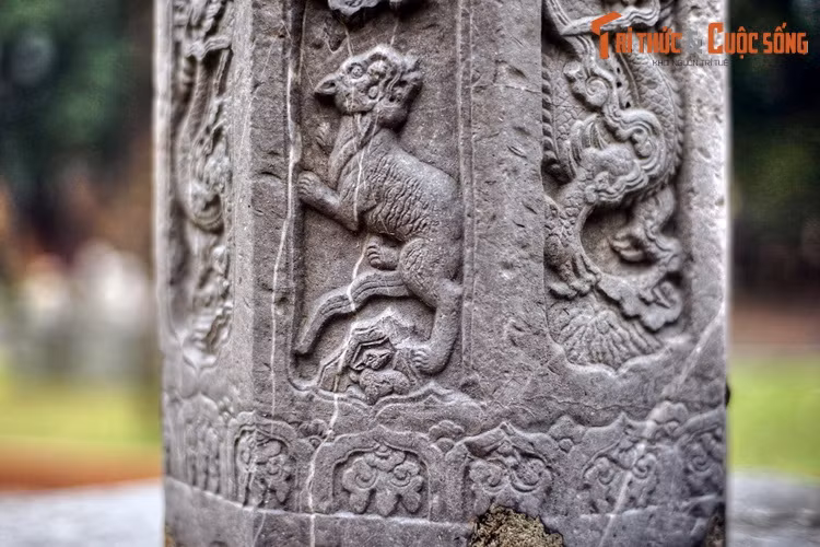 Cây hương chùa Tứ Kỳ cũng có nghệ thuật điêu khắc, tạo hình, đề tài trang trí rất phong phú, sinh động, trong khi đại đa số các cây hương cùng thời chủ yếu để trơn hoặc trang trí đơn giản.