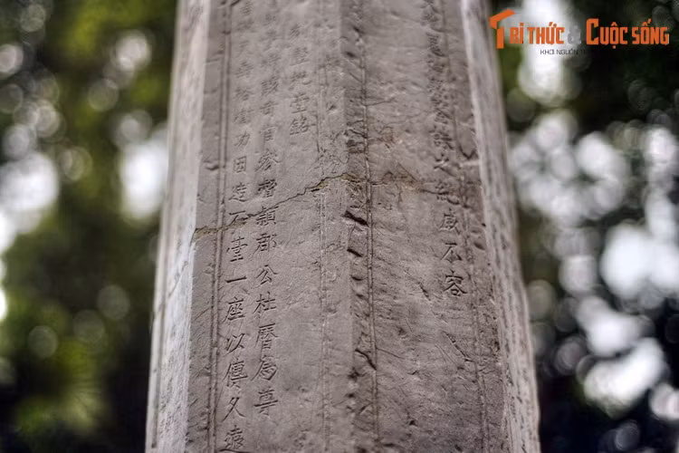 Bài minh văn trên cây hương chùa Tứ Kỳ cho biết lý do và tên người cho dựng cây hương. Đó là một vị quan đương triều tên là Đỗ Lịch, vì tôn vua kính trời và để lại công đức về sau nên đã dựng “thạch đài” để truyền đến muôn đời.