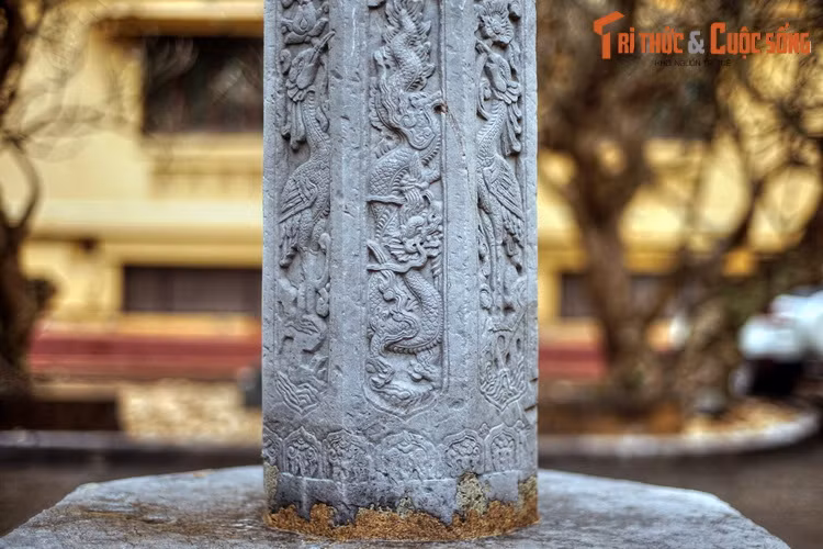 Phía dưới trang trí đề tài rồng và rồng đuôi cá trên sóng nước, xen kẽ là hình hạc và đôi hổ vờn mây lửa.