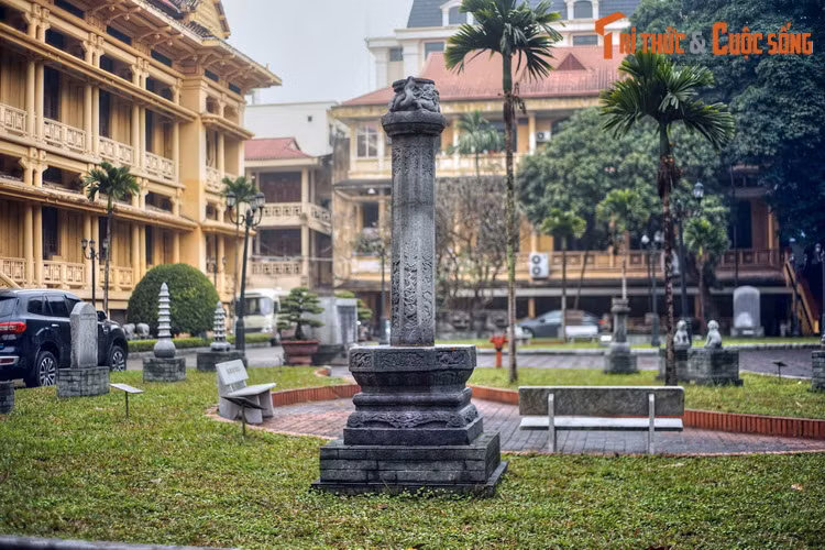 Vào năm 1959, trên một gò đất nhỏ thuộc khuôn viên chùa Tứ Kỳ (nay thuộc quận Hoàng Mai, Hà Nội), người ta đã tìm thấy một cây hương đá có kích thước to lớn, chạm khắc rất tinh xảo.