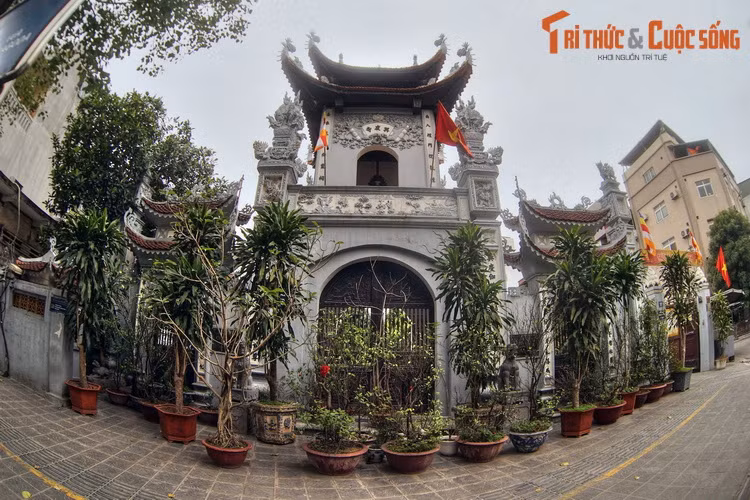 Về kiến trúc, các công trình chính của chùa Vua gồm cổng tam quan, điện Thiên Đế và chùa Hưng Khánh. Trong đó tam quan xây kiểu hai tầng tám mái theo phong cách nghệ thuật thời Nguyễn. Tầng dưới tam quan có một bia đá, tầng trên treo chuông đồng.