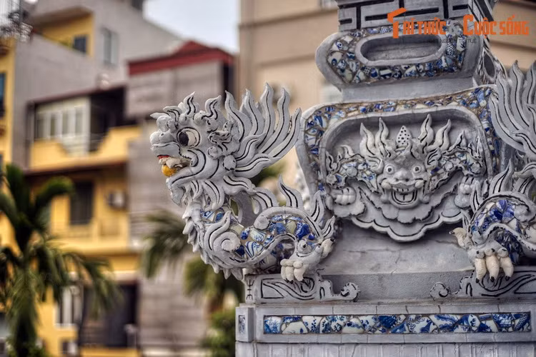 Theo các tư liệu lịch sử, quán thờ Đế Thích đã có từ đầu thế kỷ 15. Sử tích viết “Vì thấy Đế Thích là bậc cao cờ, nên một ông hoàng thời Lê đem lòng hâm mộ, lập một đền thờ ở làng Thịnh Yên, tổng Hậu Nghiêm, huyện Thọ Xương”.