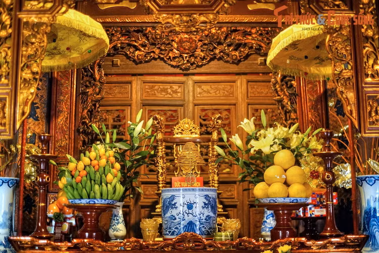 Thương điện của điện Thiên Đế là nơi thờ Đế Thích. Trong thần thoại Ấn Độ, Đế Thích tức Sakradevanam Indra làm chủ cõi trời Đao-lợi, thống lĩnh 33 vùng trời, thuộc thượng tầng cõi Trung giới, cao hơn trời Tứ Thiên Vương và thấp hơn trời Dạ-ma.