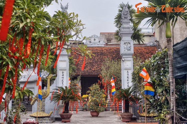 Từ sân đánh cờ đi thẳng vào trong là đến điện Thiên Đế. Công trình này có bái đường rộng năm gian ở phía trước kết nối với thượng điện thu hẹp vào ở phía sau tạo thành hình chuôi vồ.