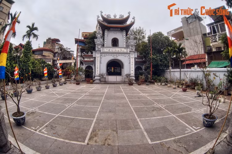 Sau cổng tam quan là bàn cờ tướng khổng lồ được kẻ bằng vôi trắng trên sân lát đá xanh. Đây là nơi diễn ra những nước cờ huyền vi, ảo diệu của các cuộc đấu cờ người, hoạt động truyền thống thường niên ở chùa Vua.